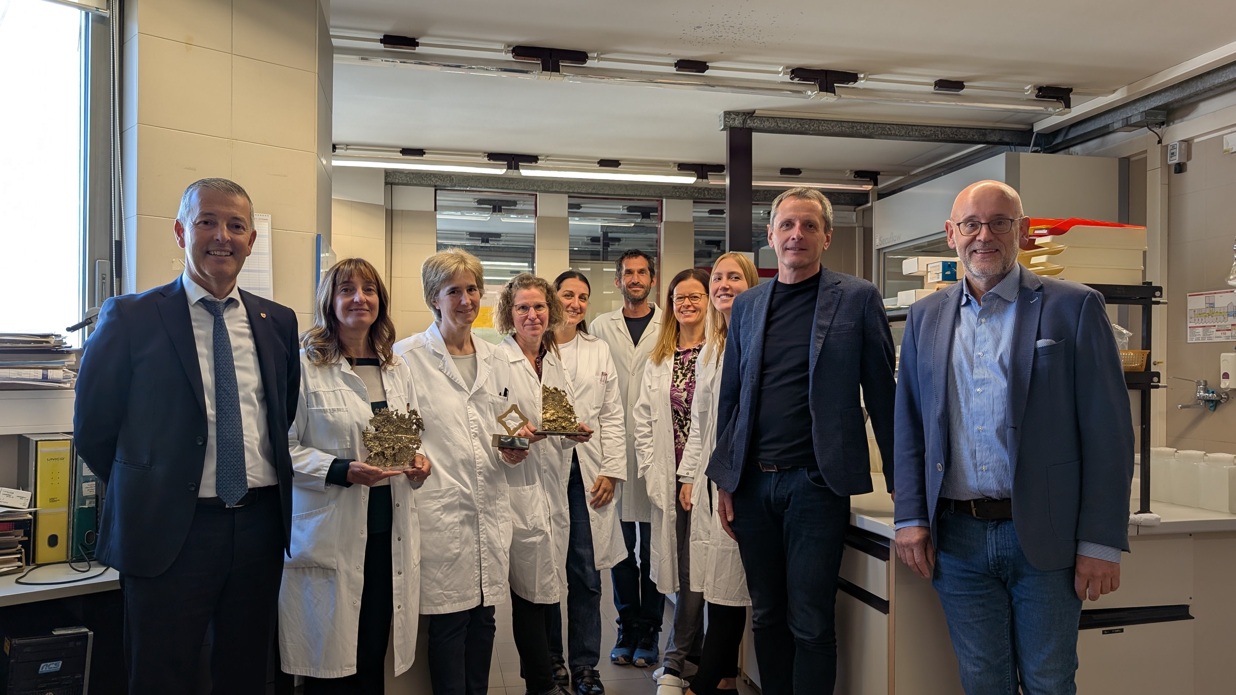 Gratulation zum Arne-Anderson-Preis (von links): Landesrat Peter Brunner mit den Mitarbeitern des Labors für Wasseranalysen und Chromatographie Francesca Ambonati, Fiorenza Fogale, Verena Unterholzner, Elisa Romanin, Helmuth Pernter, Veronika Canins und Elena Albion sowie Amtsdirektor Christian Bachmann und Umweltagenturdirektor Flavio Ruffini. (Foto: LPA/Vera Brunetti)