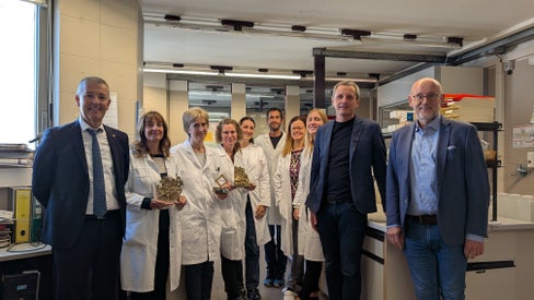 Gratulation zum Arne-Anderson-Preis (von links): Landesrat Peter Brunner mit den Mitarbeitern des Labors für Wasseranalysen und Chromatographie Francesca Ambonati, Fiorenza Fogale, Verena Unterholzner, Elisa Romanin, Helmuth Pernter, Veronika Canins und Elena Albion sowie Amtsdirektor Christian Bachmann und Umweltagenturdirektor Flavio Ruffini. (Foto: LPA/Vera Brunetti)