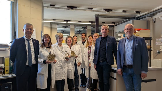 Gratulation zum Arne-Anderson-Preis (von links): Landesrat Peter Brunner mit den Mitarbeitern des Labors für Wasseranalysen und Chromatographie Francesca Ambonati, Fiorenza Fogale, Verena Unterholzner, Elisa Romanin, Helmuth Pernter, Veronika Canins und Elena Albion sowie Amtsdirektor Christian Bachmann und Umweltagenturdirektor Flavio Ruffini. (Foto: LPA/Vera Brunetti)