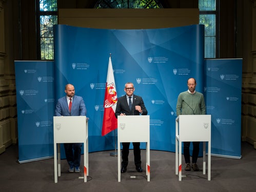 Das Projekt Building Renovation Plus zeigt, wie sich Prinzipien der Nachhaltigkeit konkret in die Verwaltung des Gebäudebestands integrieren lassen, sagte Landesrat Christian Bianchi, der gemeinsam mit Ressortchef Daniel Bedin und Amtsdirektor Fabrizio Oliver die wichtigsten Neuerungen zum Projekt vorgestellt hat. (Foto: LPA/Fabio Brucculeri).
