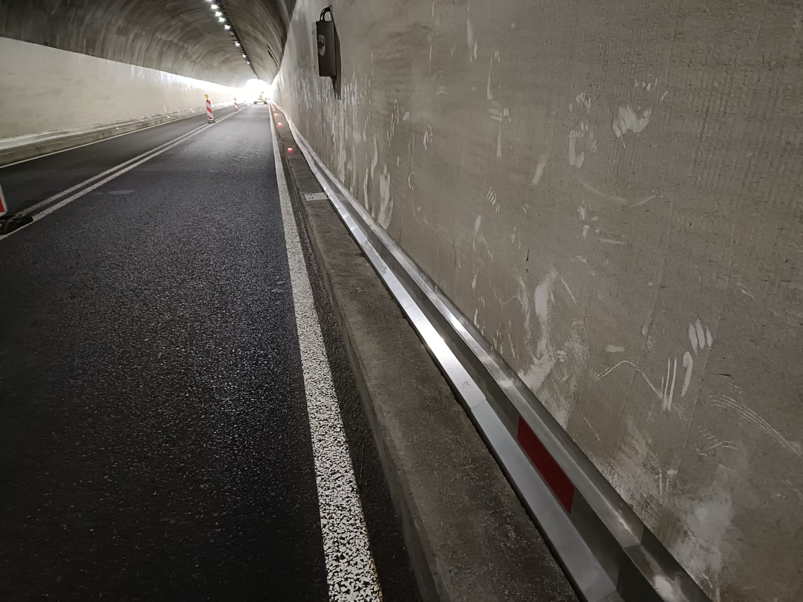 Per evitare che l'acqua formi delle lastre di ghiaccio, lungo il canale di drenaggio è stato installato un cavo riscaldante. (Foto: Ufficio tecnico strade centro/sud)