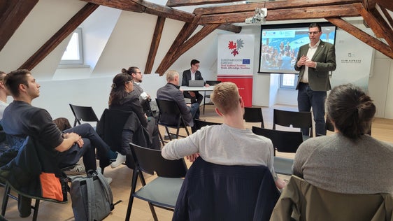 Matthias Fink dell’Euregio presenta l’Accademia dell’Euregio (Foto: Euregio/Armin Gluderer)