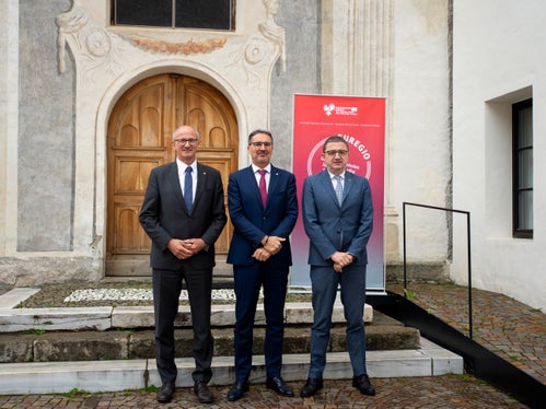 “L’Euregio dëssa urganisé n barat n con’ dla tematica dl mudamënt dl nuzamënt dl’energia. Chësc à fat ora l diretif Euregio cun i presidënc, da man ciancia, Fugatti, l presidënt Euregio Kompatscher y Mattle. (Foto: USP/Fabio Brucculeri)