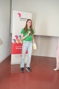 Besonders hervorzuheben ist die Leistung von Elaine Mamleev (im Bild) vom Realgymnasium und Fachoberschule für Bauwesen Peter Anich in Bozen, die sowohl die Mathematik-Olympiade als auch die Physik-Olympiade auf Landesebene für sich entschied und darüber hinaus beim nationalen Mathematik-Wettbewerb eine Bronzemedaille errang. (Foto: LPA/Deutsche Bildungsdirektion/Margit Pichler)