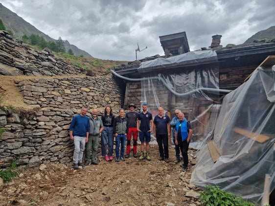 Il gruppo di lavoro davanti alla Mitterkaser Alm: da sinistra Christian Rainer del Gruppo di interesse Untervernagt II, Reinhold Kuppelwieser della stazione forestale di Naturno, Katharina Mair dell’Ufficio Beni architettonici e artistici, Valentin Schroffenegger dell’Ufficio Natura, il tecnico Martin Eschgfäller, il capocantiere Martin Müller e il direttore dall’Ufficio Sistemazione bacini montani ovest Peter Egger, l’ingegnere strutturale Siegfried Pohl, Johann Tappeiner del Gruppo di interesse Untervernagt II. (Foto: USP/Ufficio Sistemazione bacini montani ovest dell’Agenzia per la Protezione civile)