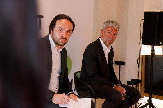 Dialogo tra politica ed economia: l'assessore provinciale Philipp Achammer e l'assessore provinciale Arnold Schuler all'evento Focus Economia a Marlengo. (Foto: ASP/Peter Natter) 