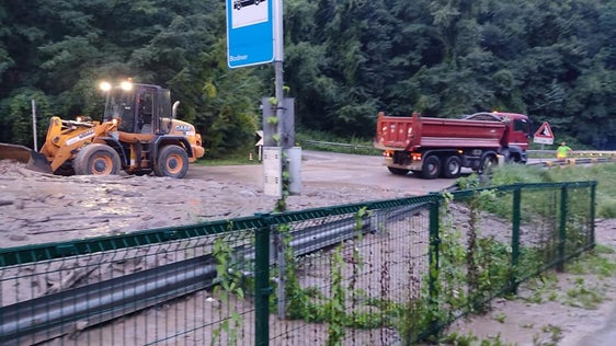 Gli addetti della Sistemazione bacini montani e del Servizio strade sono all’opera per sgomberare la strada statale del Brennero SS 12 e la linea ferroviaria del Brennero all'altezza di Prato Isarco. (Foto: ASP/Servizio strade)