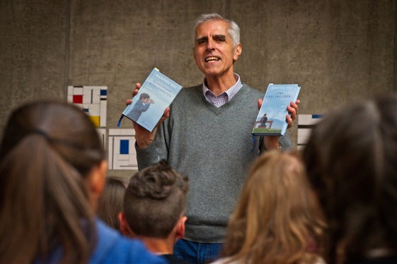 Der Autor Manfred Mai bei einer Lesung an der Mittelschule Mariengarten (Foto: LPA)