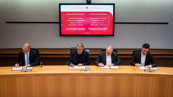 Um den Ausbau von Photovoltaikanlagen in Südtirol noch stärker voranzutreiben, unterzeichneten der Präsident der Alperia Green Future GmbH&nbsp;Mauro Marchi,&nbsp;Landeshauptmann&nbsp;Arno Kompatscher,&nbsp;der Vizepräsident des Gemeindenverbands&nbsp;Roland Demetz und der Präsident der Euregio Plus AG&nbsp;Alexander Gallmetzer&nbsp;(von links) heute ein Kooperationsabkommen. (Foto: LPA/Fabio Brucculeri)
