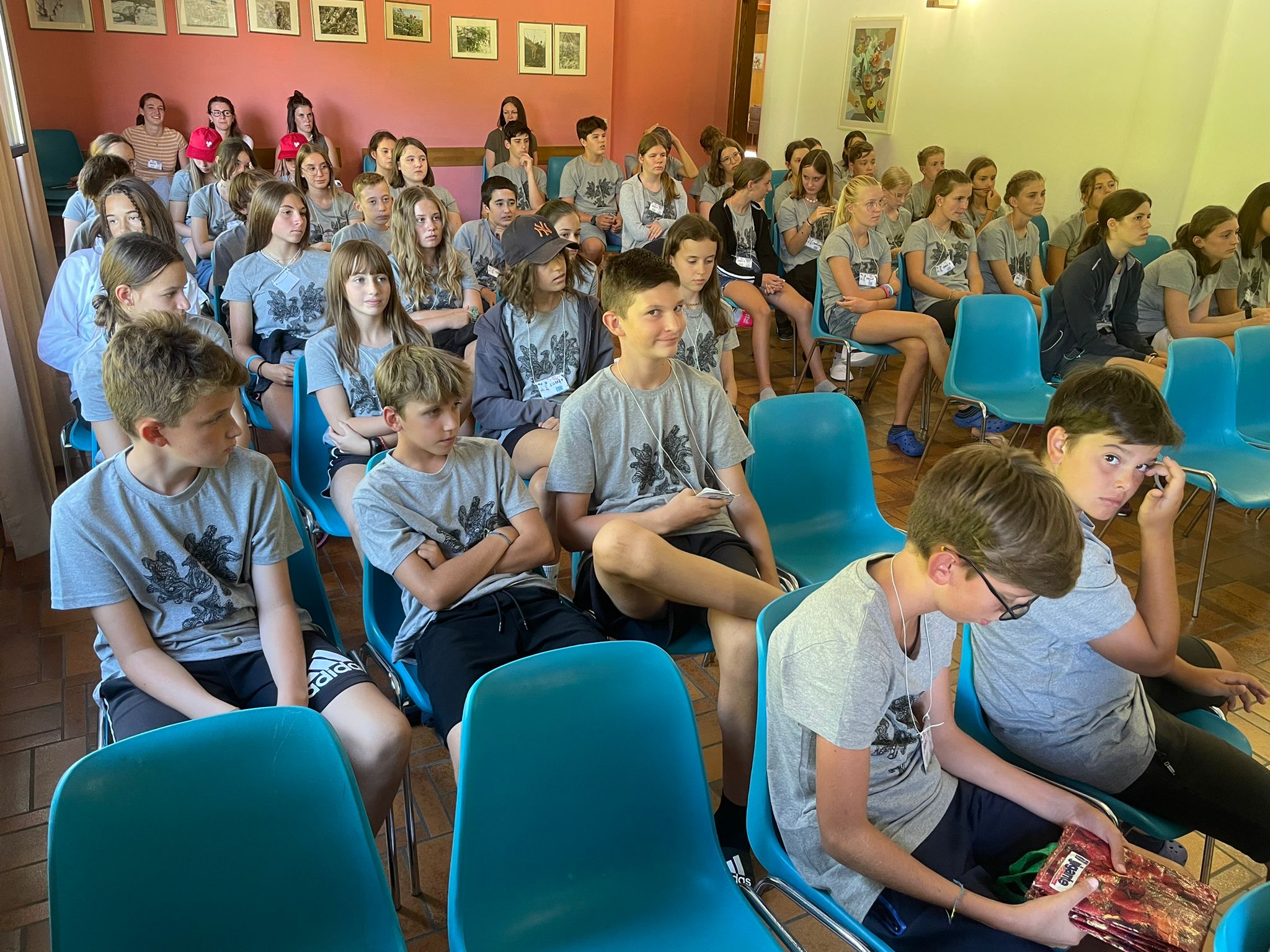 I giovani dell'Euregio hanno trascorso insieme una settimana a Brentonico in Trentino seguendo un programma dedicato a sessioni linguistiche e attività ricreative comuni. (Foto: Ufficio stampa Provincia di Trento)