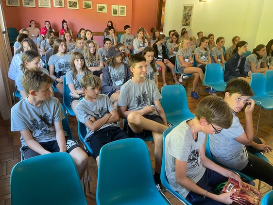 I giovani dell'Euregio hanno trascorso insieme una settimana a Brentonico in Trentino seguendo un programma dedicato a sessioni linguistiche e attività ricreative comuni. (Foto: Ufficio stampa Provincia di Trento)