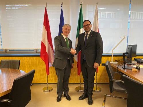 La stretta di mano tra l'incaricato del Governo austriaco, Karl Prummer, e il vicepresidente della Provincia autonoma di Bolzano, Marco Galateo. (Foto: ASP/Claudio Degasperi)