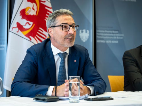 In Zeiten zunehmender Extremereignisse ist es besonders wichtig, vorausschauend zu handeln und die Bevölkerung umfassend zu informieren; Prävention und schnelle Reaktionsfähigkeit sind entscheidend, um Schaden zu minimieren und die Sicherheit aller zu gewährleisten, betonte Landeshauptmann Arno Kompatscher, der in der Landesregierung auch für den Bereich Bevölkerungsschutz zuständig ist. (Foto: LPA/Fabio Brucculeri)
