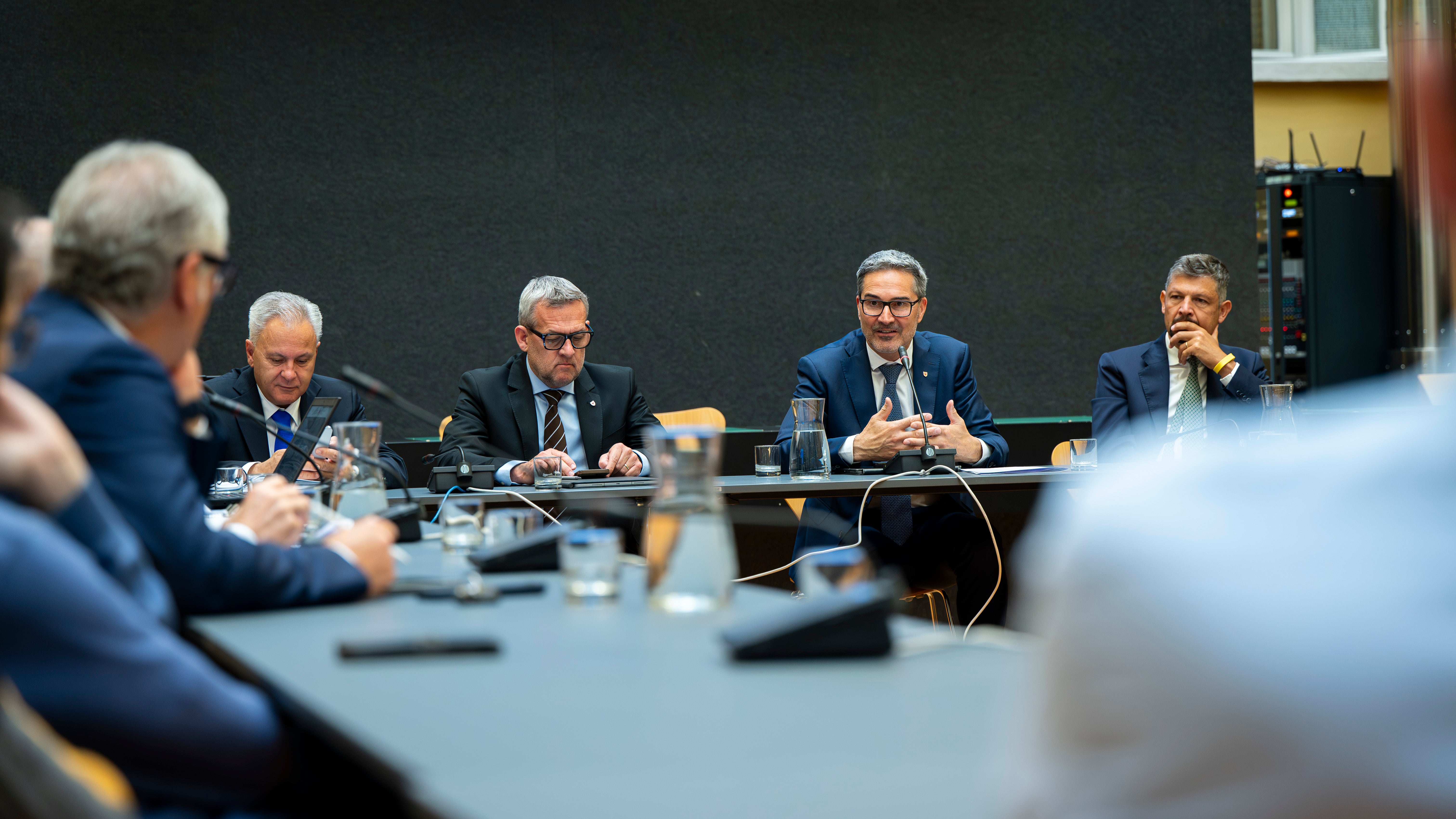 Generalsekretär Eros Magnago (von links), Landesrat Christian Bianchi, Landeshauptmann Arno Kompatscher, Landesrat Daniel Alfreider sprachen mit den Vertreterinnen und Vertretern des Richtpreiskoordinierungsausschusses. (Foto: LPA/Fabio Brucculeri)