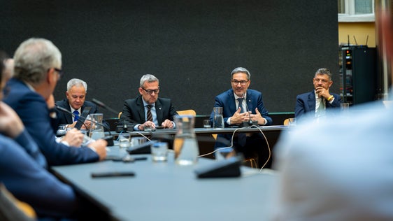 Generalsekretär Eros Magnago (von links), Landesrat Christian Bianchi, Landeshauptmann Arno Kompatscher, Landesrat Daniel Alfreider sprachen mit den Vertreterinnen und Vertretern des Richtpreiskoordinierungsausschusses. (Foto: LPA/Fabio Brucculeri)