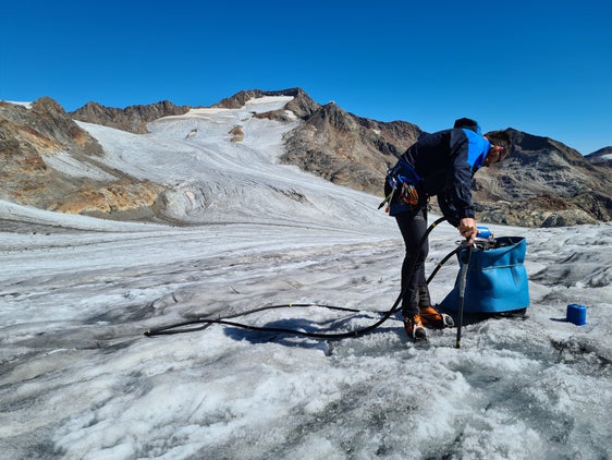 Gletscher im Blick: Mitarbeiter des Landesamtes für Hydrologie und Stauanlagen in der Agentur für Bevölkerungsschutz bei Instandhaltungsarbeiten am Messnetz (Bohrarbeiten) am Übeltalferner am 9. August 2022 (Foto: LPA/Landesamt für Hydrologie und Stauanlagen/Roberto Dinale)