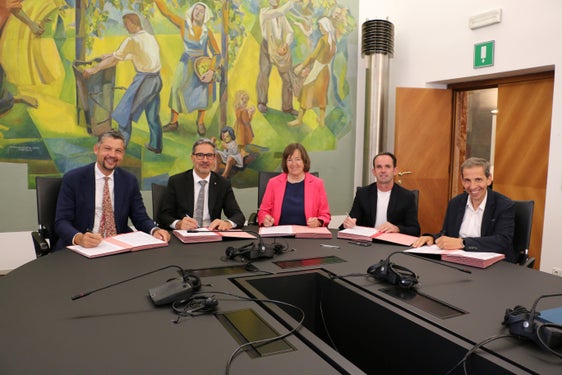 Alla firma del contratto di permuta, da sinistra a destra: Daniel Alfreider, assessore provinciale alla Mobilità, Arno Kompatscher, presidente della Provincia, Gertrud Benin Bernard, sindaca di Caldaro, Christian Sinn, presidente della Cantina di Caldaro, e Martin Fill, presidente della STA. (Foto: USP/Ingo Dejaco)
