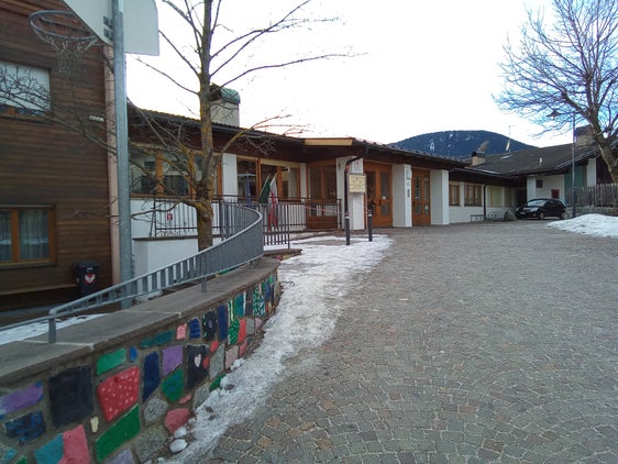 Das Gebäude des Schulsprengels Nonsberg, zu dem die vier Schulstellen Laurein, Proveis, St. Felix und Unsere Liebe Frau im Walde gehören. (Foto: Bildungsdirektion/Helmuth Ausserer)