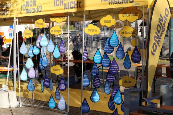 Was kann ich vor, während und nach einem Hochwasser tun: Diese Informationen holten sich die Bürgerinnen und Bürger am 24. Oktober auf der Passerpromenade in Meran. (Foto: LPA/Maja Clara)