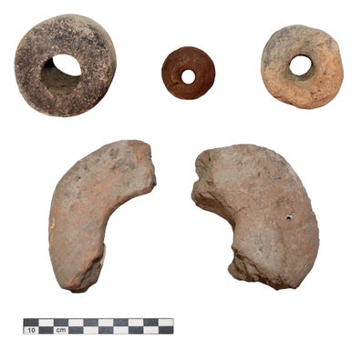 Die am Galgenbichl gefundenen Webgewichte lassen darauf schließen, dass in der Siedlung auch Textilien hergestellt wurden. (Foto: LPA/Amt für Archäologie)