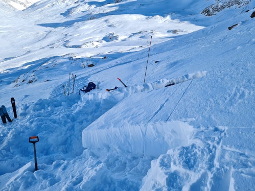 Zu den Schneedeckenuntersuchungen gehören immer auch Stabilitätsuntersuchungen, um zu sehen, wie gut einzelne Schneeschichten untereinander verbunden sind.&nbsp;(Foto: LPA/Landesamt für Meteorologie und Lawinenwarnung)