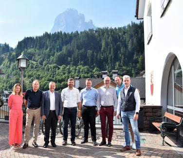 Im Einsatz für mehr sanfte Mobilität in den Dolomiten: Christina Demetz, Christoph Vinatzer, Roland Demetz, Landesrat Daniel Alfreider, Lukas Demetz, Tobia Moroder, Ambros Hofer und Andreas Schenk. (Foto: LPA/Angelika Schrott)