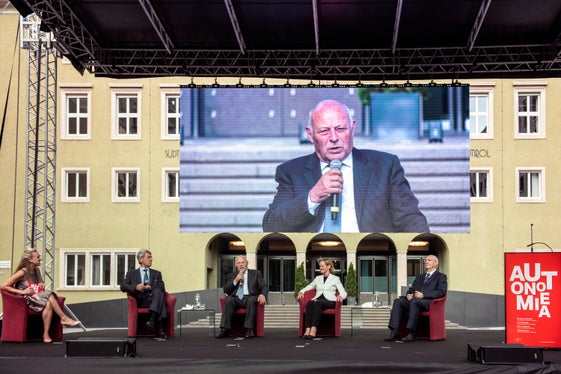 Karin Gschnitzer (l.) im Gespräch mit (v.l.) Valentin, Durnwalder, Stocker und Salghetti Drioli (Foto: LPA/Ivo Corrà)