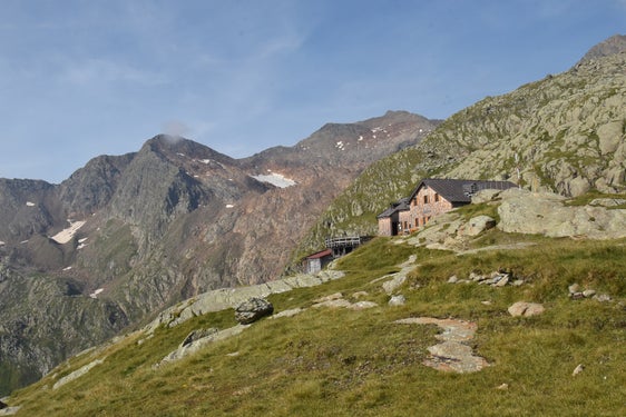 Die Ausstellung "Goodbye Glaciers. Forever?" ermöglicht einen direkten Vergleich des Gletscherschwunds der vergangenen 160 Jahre durch historische und zeitgenössische Bilder. Im Bild der Feuersteinferner in Pflersch, fotografiert vom Direktor des Landesamtes für Hydrologie und Stauanlagen im Jahr 2024. (Foto: LPA/Roberto Dinale)