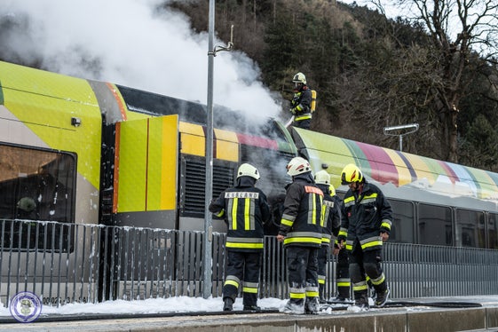Il vano motore del treno 7103 ha preso fuoco alle ore 6.55, mentre era fermo alla stazione di Tel. (Foto: USP/David Ceska).