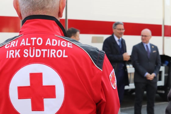 Die neuen Fahrzeuge, die heute dem Landeskomitee des Roten Kreuzes übergeben wurden, sind mit Unterstützung des Landes Südtirol angekauft worden. (Foto: LPA/Maja Clara)