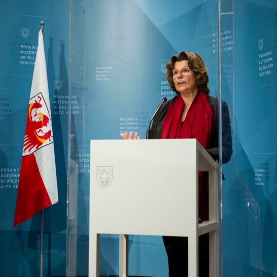 "Mit der Erneuerung des Energiebonus werden wir Planungssicherheit für weitere fünf Jahre garantieren", sagte LRin Maria Hochgruber Kuenzer bei der Pressekonferenz nach der Landesregierungssitzung. (Foto: LPA/Fabio Brucculeri)