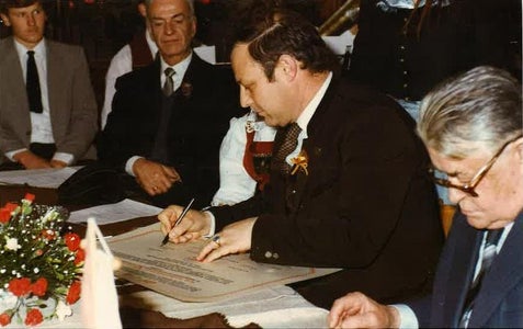 La Rete è stata fondata nel 1984. Nella foto: (da destra) la firma dell'accordo col capitano del Tirolo Eduard Wallnöfer e l'assessore all'Agricoltura della Provincia autonoma di Bolzano Luis Durnwalder. (Foto: Land Tirolo)