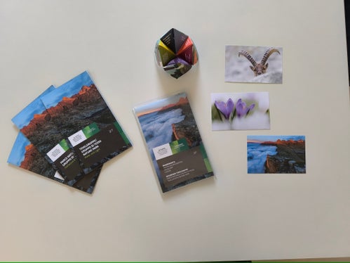 Zum Naturparkjubiläum sind eine vollständig überarbeitete Wanderkarte im Maßstab 1:25.000, ein aktualisiertes Faltblatt und eine neue Postkartenserie zum Naturpark Texelgruppe sowie das Naturpark-Himmel-Hölle-Spiel erschienen. (Foto: LPA/Landesamt für Natur)