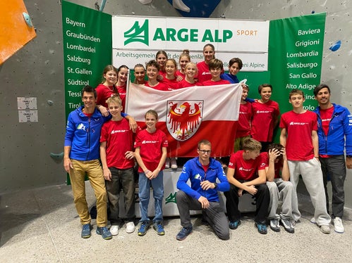 Foto di gruppo per la spedizione altoatesina a Salisburgo, guidata da Berthold Gamper, Hannes Mantinger e Philipp Calovi della sezione arrampicata sportiva dell'Alpenverein Südtirol)