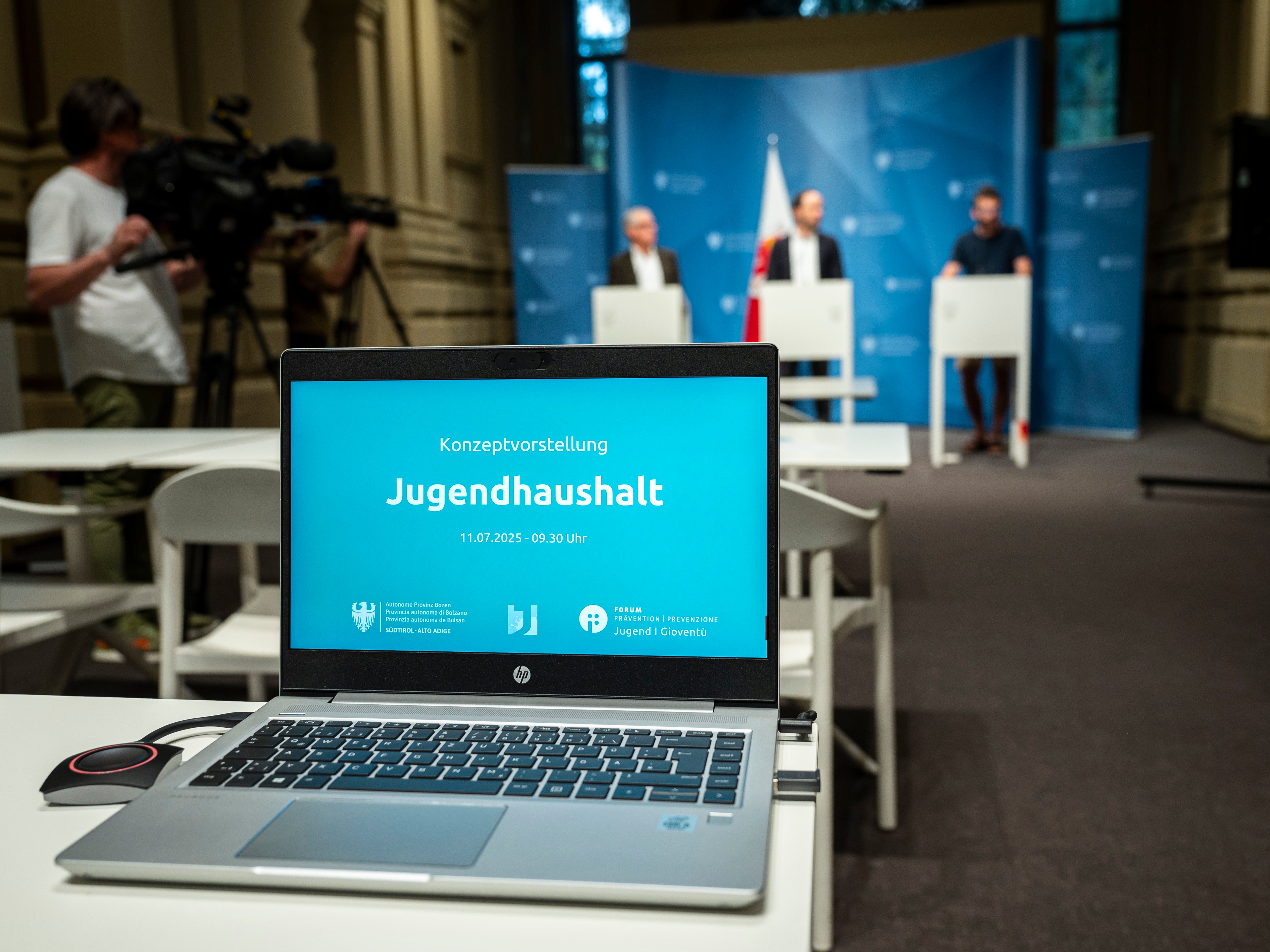 Im Sommer 2025 wurde das Projekt Jugendhaushalt vorgestellt, nun beteiligten sich erstmals 15 Gemeinden daran. Am 7. Jänner wird die Vorgehensweise vorgestellt. (Foto: LPA/Fabio Brucculeri)