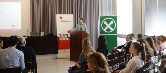 Schulinspektorin Barbara Pobitzer von der Deutschen Bildungsdirektion bedankte sich bei allen Beteiligten und unterstrich die Bedeutung der Zusammenarbeit von Schule und Arbeitswelt für dieses Projekt. (Foto: LPA/Verena Hilber)