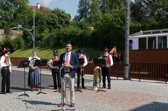 LR Alfreider: "Der erneuerte  Bahnhofsvorplatz heißt Gäste und Einheimische willkommen und lädt zum Verweilen ein." (Foto: LPA/Margit Perathoner)