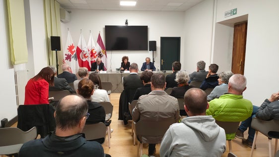 Die Vorstellung des Geschichtsbuches Tirol Südtirol Trentino. Ein historischer Überblick durch den Historiker Carl Romeo, Elisa Bertò von der Euregio und Museumsdirektor Giuseppe Ferrandi (Foto: Euregio)

