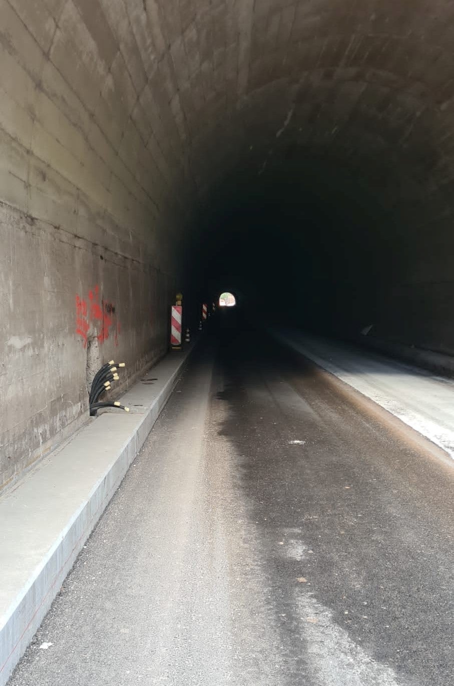 La strada della Val d'Ega tra Ponte Nova e Nova Levante è chiusa per consentire il risanamento di una galleria. Discussi gli interventi tra i tecnici provinciali ed i rappresentanti dei Comuni (Foto: ASP/Ripartizione strade)