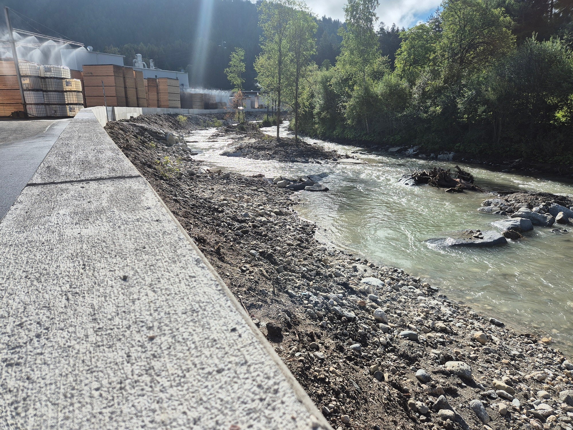Das Landesamt für Wildbach- und Lawinenverbauung Ost hat an der Rienz in der Industriezone Olang-Niederrasen den Hochwasserschutz erhöht. (Foto: LPA/Landesamt für Wildbach- und Lawinenverbauung Ost in der Agentur für Bevölkerungsschutz)