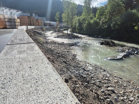 Das Landesamt für Wildbach- und Lawinenverbauung Ost hat an der Rienz in der Industriezone Olang-Niederrasen den Hochwasserschutz erhöht. (Foto: LPA/Landesamt für Wildbach- und Lawinenverbauung Ost in der Agentur für Bevölkerungsschutz)