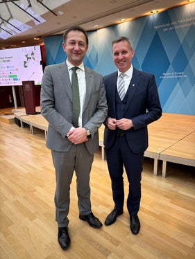 Vereinfachung bei Beitragsgewährungen, einheitlicher Hektarbetrag der Direktzahlungen, Risikovorsorge, Stärkung der landwirtschaftlichen Produktion: Diese und weitere Themen hat Landwirtschaftslandesrat Luis Walcher (rechts im Bild) beim Treffen der Coalition of AgriRegions und im direkten Gespräch mit EU-Kommissar Christophe Hansen in Brüssel besprochen. (Foto: LPA)