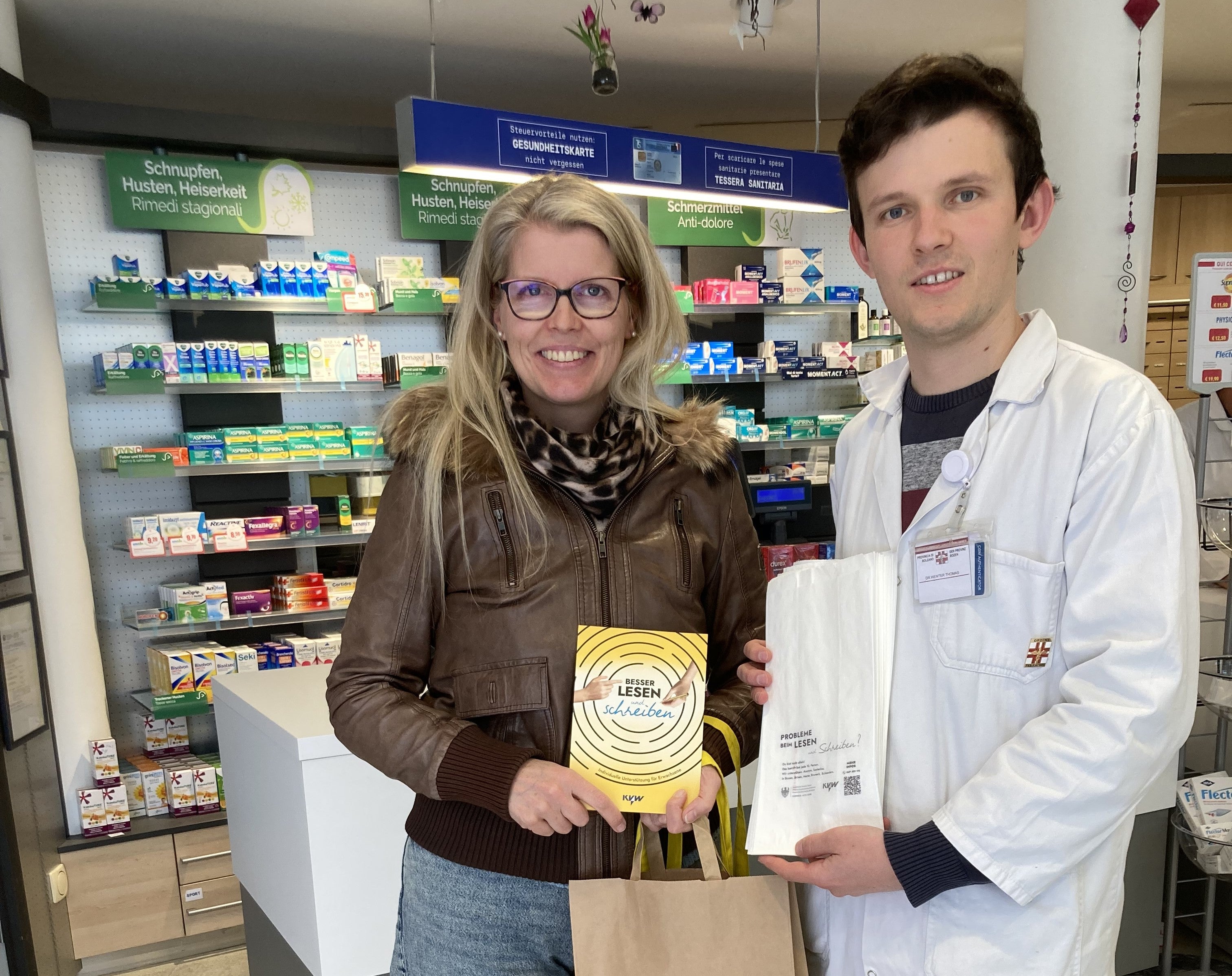 Lesen und Schreiben sind keine rein schulischen Fertigkeiten – sie sind eine Grundvoraussetzung für gesundheitliche Selbstbestimmung. Wer einen Beipackzettel nicht versteht oder online keinen Arzttermin buchen kann, ist in seiner Gesundheitsversorgung strukturell benachteiligt. (Foto: KVW Bildung)