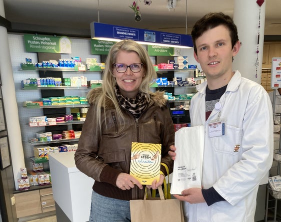 Lesen und Schreiben sind keine rein schulischen Fertigkeiten – sie sind eine Grundvoraussetzung für gesundheitliche Selbstbestimmung. Wer einen Beipackzettel nicht versteht oder online keinen Arzttermin buchen kann, ist in seiner Gesundheitsversorgung strukturell benachteiligt. (Foto: KVW Bildung)