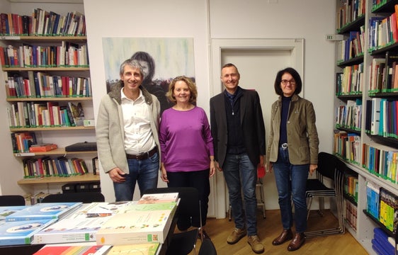 L sëurastant dla Scola ladina de Fascia Federico Corradini cun la Ntendënta Edith Ploner, l diretëur de repartizion Mathias Stuflesser y la culaburadëura dl Ciamp pedagogich Erna Flöss. (Foto: USP)