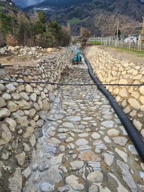 Nel corso dell'intervento, gli operai hanno ampliato e allargato la sezione trasversale di drenaggio nei primi 120 metri sopra il ponte, hanno demolito le barriere danneggiate e hanno abbassato il letto del torrente. (Foto: ASP/Ufficio Sistemazione bacini montani Ovest)