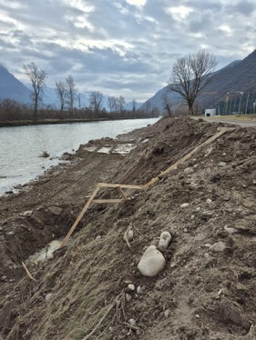 L’Ufficio Sistemazione bacini montani sud ha realizzato all’altezza del Safety Park di Vadena un muro ciclopico di contenimento lungo circa 250 metri e notevolmente più alto (otto metri); i lavori dovrebbero concludersi prima di Pasqua. (Foto: USP/Ufficio Sistemazione bacini montani sud dell’Agenzia per la Protezione civile)
