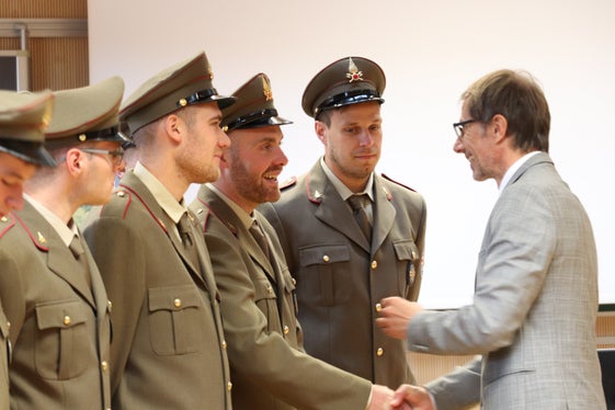 Der Direktor der Agentur für Bevölkerungsschutz Klaus Unterweger überreichte den neuen Berufsfeuerwehrleuten die Anstecknadel. (Foto: LPA/Maja Clara)