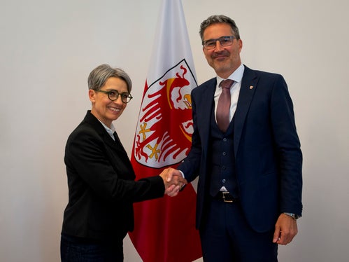 La consigliera di parità Brigitte Hofer e il presidente Arno Kompatscher puntano a lavorare in sinergia a un cambiamento culturale per una maggiore uguaglianza. (Foto: ASP/Fabio Brucculeri)