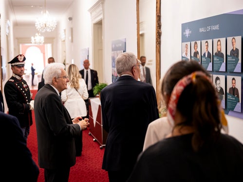 Il Presidente della Repubblica Mattarella ha mostrato grande interesse per la scuola, che il presidente della Provincia Arno Kompatscher gli ha fatto visitare. (Foto: USP/Fabio Brucculeri)